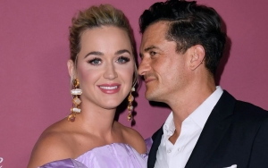 So Sweet, Orlando Bloom Gercep Naik Ke Panggung Saat Katy Perry Minta Dibantu Betulkan Resleting