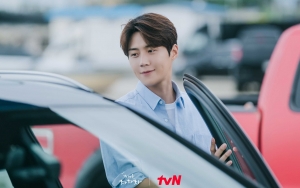 Akting Kim Seon Ho Mainkan 2 Peran di 'Hometown Cha-Cha-Cha' Banjir Pujian