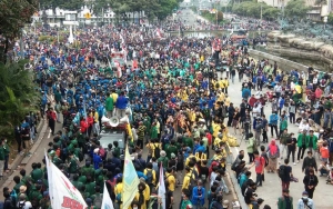 BEM SI Gelar Demo Setahun Omnibus Law, Polisi Bubarkan Karena Masih PPKM
