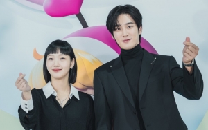 Dunia Seperti Milik Berdua, Kim Go Eun dan Ahn Bo Hyun Makin Lengket di Still Cut 'Yumi's Cells'