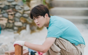 Kim Seon Ho Terharu Dihadiahi Perhiasan Aktor Cowok di Lokasi 'Hometown Cha-Cha-Cha'