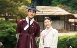 Kim Yoo Jung Beri Respon Nakal Usai Dicekik Ahn Hyo Seop di Lokasi 'Red Sky'