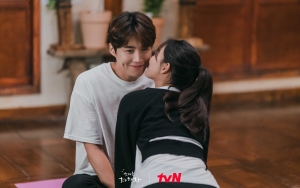 Bukan Shin Min A, Kim Seon Ho Manja Peluk Sosok Ini di Lokasi 'Hometown Cha-Cha-Cha'