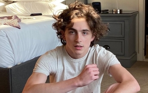 Timothee Chalamet Pakai Mantel Beludru 'Merakyat' di First Look 'Wonka'