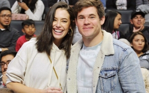 Selamat, Adam DeVine dan Chloe Bridges Resmi Menikah Pasca Dua Tahun Bertunangan
