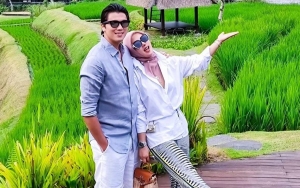 Bikin Heran, Syahrini Pakai Kacamata Hitam Ketika Temani Reino Barack 'Cari Keringat' 