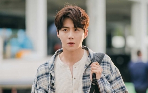 Foto Kim Seon Ho Syuting Adegan Pemukulan 'Hometown Cha-Cha-Cha' Kejutkan Penonton