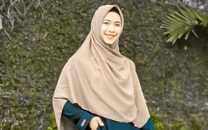 Bukan Sedih, Ungkapan Mendalam Oki Setiana Dewi Soal Pernikahan Ria Ricis Tanpa Kehadiran Sang Ayah