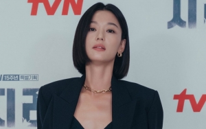 Gaya Keren Jun Ji Hyun Umbar Perut di Preskon 'Jirisan', Cantiknya Nggak Ada Obat