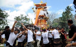 Siapkan Pedoman Penyelenggaraan Hari Besar Keagamaan, Perayaan Ngaben Di Bali Jadi Acuan