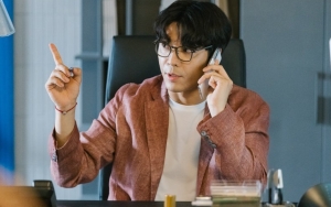 Jadi CEO, Kim Joo Hun Pancarkan Getaran Dewasa di Foto Adegan 'Now, We Are Breaking Up'