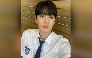 Kim Yohan WEi Jadi Anak Sekolahan Pekerja Keras di Foto Adegan 'School 2021'
