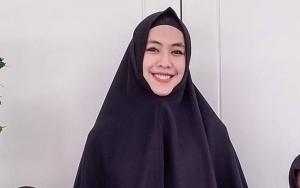 Selalu Tunda Foto Keluarga Hingga Ayah Meninggal, Oki Setiana Dewi Akhirnya Lakukan Hal Ini