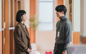 Perhatian Manis Jinyoung GOT7 Bikin Kim Go Eun Senyum Malu-Malu di Lokasi 'Yumi's Cells'
