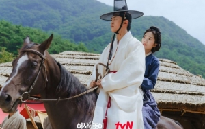 Taecyeon 2PM dan Kim Hye Yoon Saling Bongkar Kepribadian di Lokasi 'Secret Royal Inspector Joy'