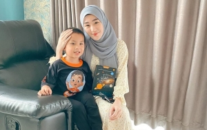 Potret Yusuf Terbaring Sakit Bikin Nyesek, Larissa Chou Siap Siaga Jaga 'Ditemani' Sosok Ini