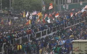 BEM SI Tetap Gelar Demo Walau Hujan, Kritik 7 Tahun Jokowi Tak Majukan Indonesia