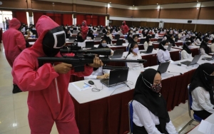 SKD CPNS Kemenkumham Jatim Dijaga Tentara Pink 'Squid Game', Ternyata Demi Alasan Mulia Ini