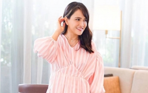 Shandy Aulia Pose Sendu Cium Keharuman Buket Mawar Putih, Banjir Perhatian Hingga Suntikan Semangat