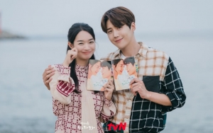 Ada Kim Seon Ho, Video Syuting Terakhir 'Hometown Cha-Cha-Cha' Dipenuhi Suasana Haru