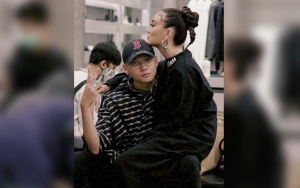 Temani Agnes Monica Pakai Kostum Couple Tengkorak, Pacar Brondong Disentil Nganggur?