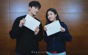 Han Hyo Joo dan Hyungsik Temukan Percikan Darah, 'Happiness' Rilis Teaser Mendebarkan