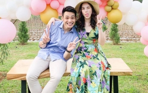 Romantis Banget, Chelsea Islan Pamer Cincin Dilamar Rob Clinton Kardinal di Bali