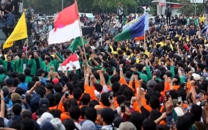 Ada Spanduk 'Jokowi Mundur' di Demo Buruh-Mahasiswa. Berikut 13 Tuntutannya
