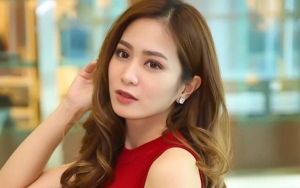 7 Potret Cantik Bunga Zainal, PeDe 'Pamer Uban' Hingga Stunning Bareng Anak Tiri