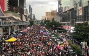 Ribuan Orang Turun ke Jalanan Bangkok, Tuntut UU Larang Kritik Monarki Thailand Dihapus