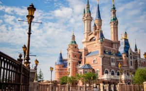 Ada Pengunjung Positif COVID-19, Shanghai Disneyland Tutup Saat Perayaan Halloween