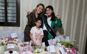 Hadiri Wisuda Adik, Penampilan Ayu Ting Ting dan Bilqis Berkebaya Justru Lebih Disorot