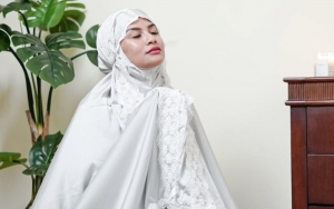 Cantik Pakai Mukena, Vanessa Angel Ungkit 'Salat Terakhir' Bak Ramalan Sebelum Meninggal?