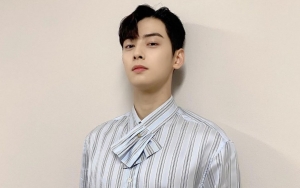 Cha Eunwoo ASTRO Tampil No Makeup Plus Berkacamata, Gantengnya Kelewatan