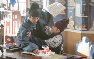 Park Eun Bin Tangkup Pipi Rowoon SF9 di Foto Adegan 'The King's Affection', Bakal Ciuman?