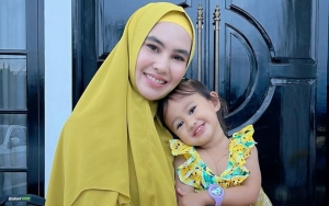 Dituding Bedakan Anak Kandung dan Sambung Saat Liburan, Kartika Putri Beri Pesan Makjleb