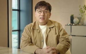 Pakai Kursi Roda, Kondisi Terbaru Bang Si Hyuk Bikin Khawatir