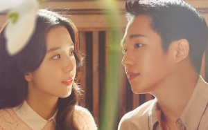 Romantis Banget, Jisoo BLACKPINK Tatap Jung Hae In dengan Penuh Kasih Sayang di Poster 'Snowdrop'