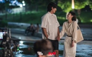 Kim Go Eun Pura-Pura Anggun Bikin Ahn Bo Hyun Kesal di Lokasi Syuting 'Yumi's Cells'