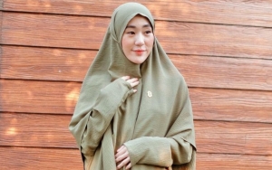 Bikin Kepo, Larissa Chou Peluk Manja Hadiah Bunga dari Sosok Rahasia: Hello Beautiful