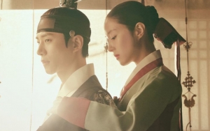 Junho 2PM dan Lee Se Young Tunjukkan Pose Uwu di Lokasi 'The Red Sleeve', Chemistry Tuai Pujian