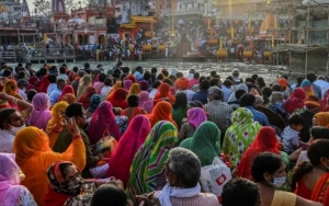 Rayakan Festival Keagamaan, Ribuan Orang di India Turun ke Sungai yang Dipenuhi Busa Beracun