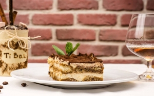 Asyik Makan Kue Tiramisu, Lidah Pria Ini Malah Terkena Pecahan Kaca
