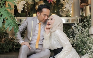 Dikaruniai Anak Ketiga, Gemasnya Putri Denny Cagur Tersenyum Saat Tampil Ala Mermaid
