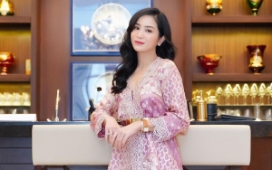Agamanya Kerap Kali Dipertanyakan Netizen, Bunga Zainal Pamer Momen Antar Anak Beribadah
