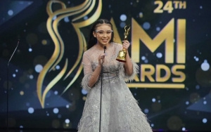 AMI Awards 2021: Kalahkan Para Senior, Anneth Gemetaran Terima Piala Penyanyi Pendatang Baru Terbaik