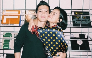 AMI Awards 2021: Gandeng Calon Suami, Eva Celia Tampil Memukau Kenakan Mini Dress Unik