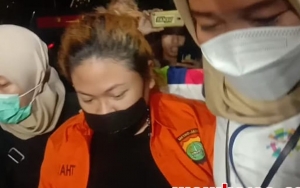 Putri Nia Daniati Akhirnya Dijenguk Rafly Sang Suami Usai Resmi Ditahan, Bawa Makanan Hingga Nangis