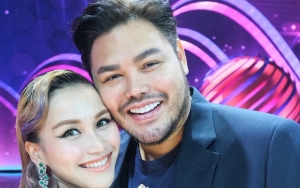 Fakta Mengejutkan Dibalik Foto Mesra Dicium Ivan Gunawan, Ayu Ting Ting Tantang Posting Duluan?