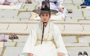 Ekspresi Lucu Pemeran Utama di Poster Drama 'When Flowers Bloom, I Think of the Moon' Bikin Ngakak